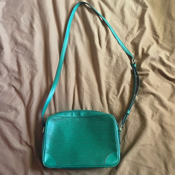 Louis Vuitton
Trocadéro leather crossbody bag
Good condition
Green, Epi Leather - Picture 4 of 5